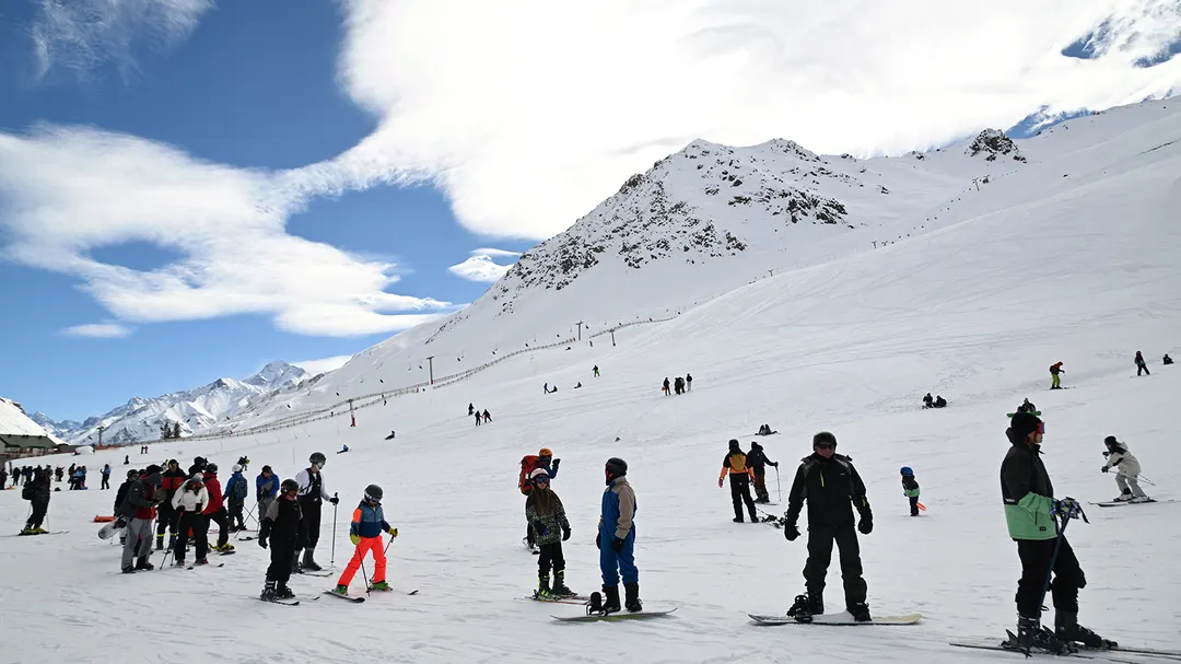 Los turistas disfrutaron de la nieve.