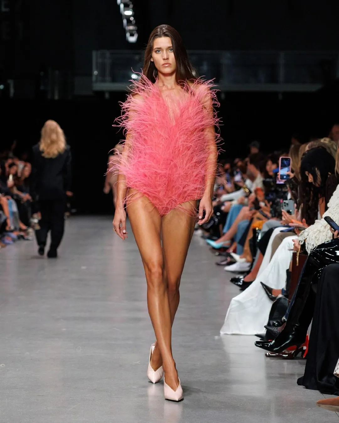 Stella McCartney revolucionó París con plumas veganas.