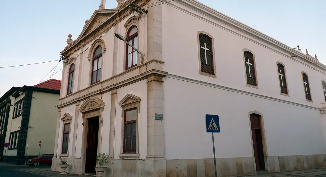 Catedral de Nuestra Señora de la Gracia (en portugués: Pró-catedral Nossa Senhora da Graça) ubicado en el municipio de Praia de la isla de Santiago, que integra Cabo Verde.