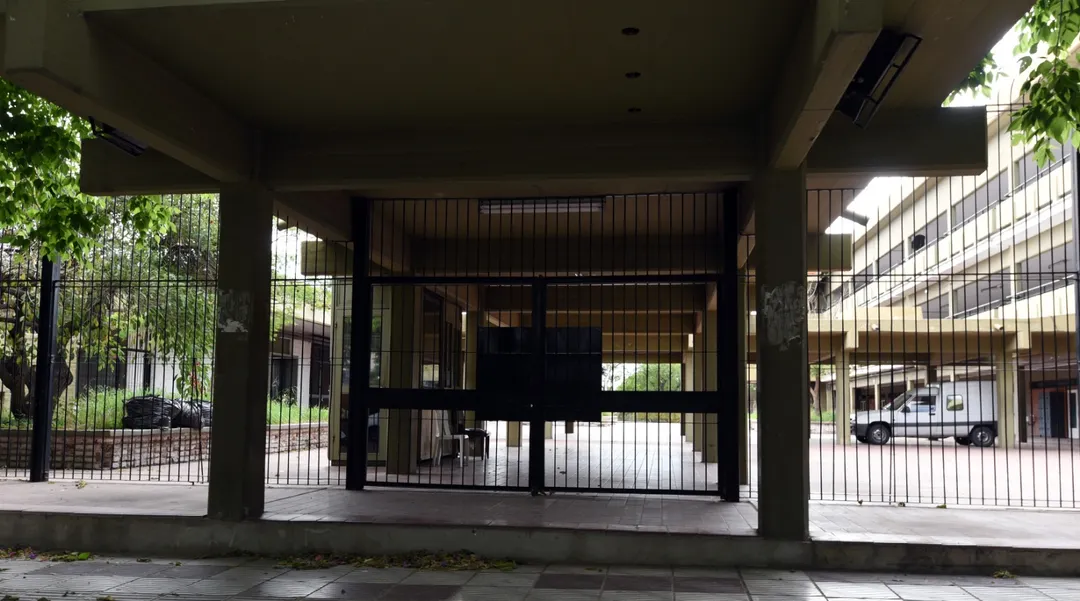 Portón de la escuela Martín Zapata, uno de los colegios de la UNCuyo.