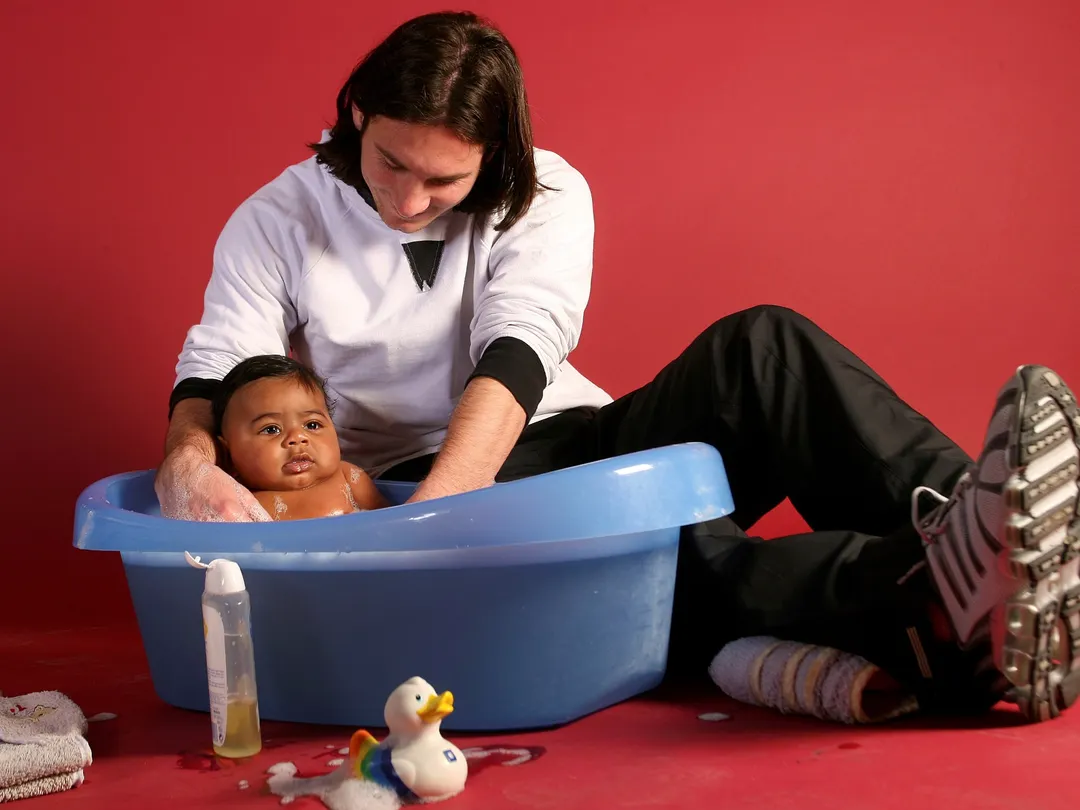 La icónica foto de un joven Messi bañando a un Yamal bebé.