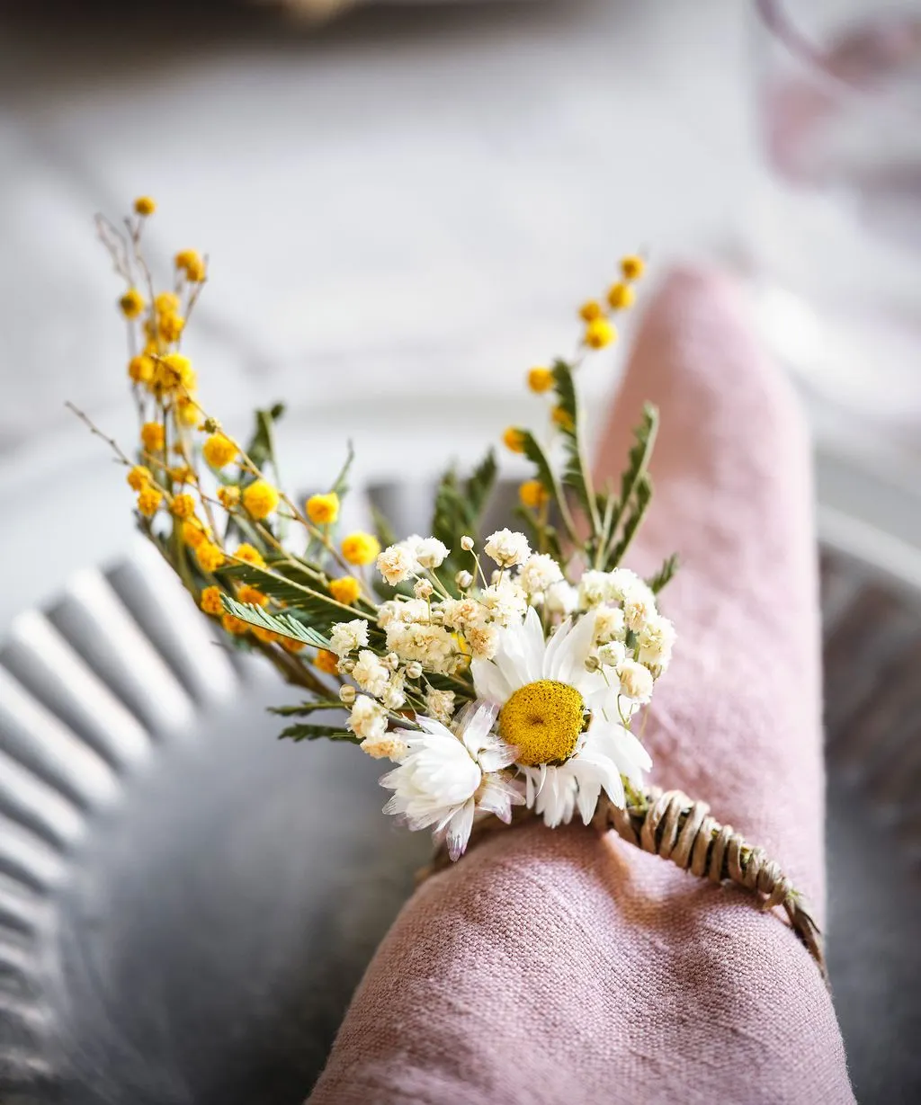 5. Pensar en las servilletas porque también ofrecen la oportunidad de personalizar la decoración. Para una mesa de estilo informal se puede doblarlas en rectángulos y colocarlas junto a los platos con los cubiertos encima. Otra opción igual de informal es doblarlas en diagonal, girarlas y colocarlas en un servilletero. Créditos: Future / Dan Duchars.