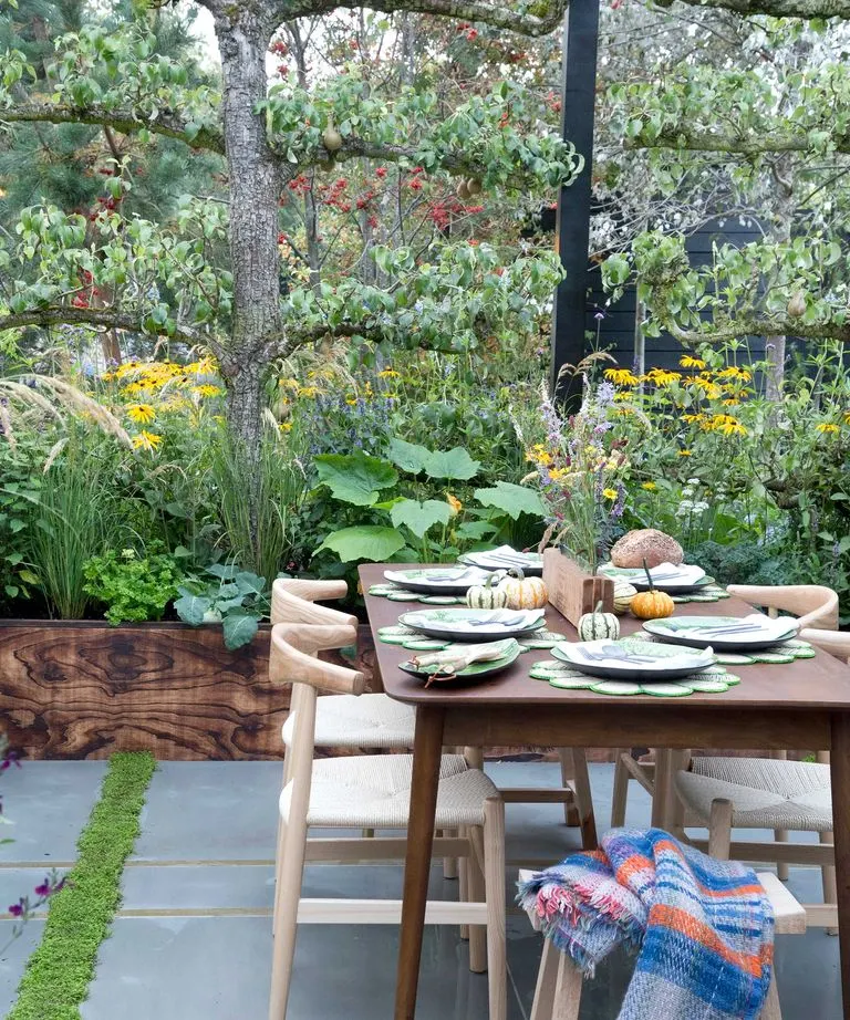 Si el clima lo permite, cenar en el patio o el balcón es una buena alternativa porque los espacios abiertos predisponen mejor para el diálogo. Créditos: Jacky Hobbs.