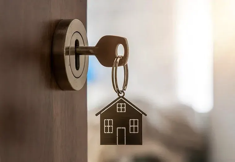 Tras mas de tres años abonando los aumentos y la totalidad de la vivienda, en Enero de este año la víctima decidio no seguir pagando.