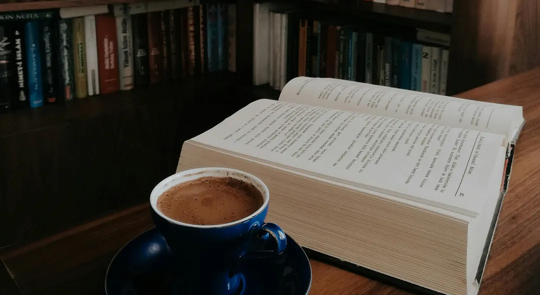 Los libros regresan como símbolo de estilo y sofisticación en una tendencia que une lectura, moda y personalidad.