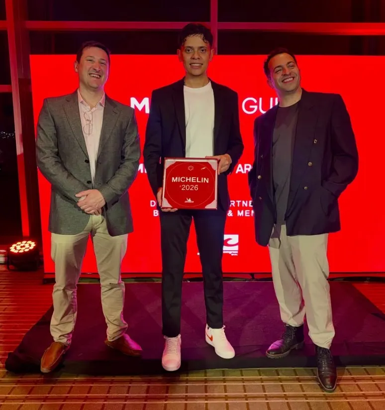 El momento en el que Matías Bismach, Aris Pabón y Emanuel Facello reciben la placa con la estrella Michelin.