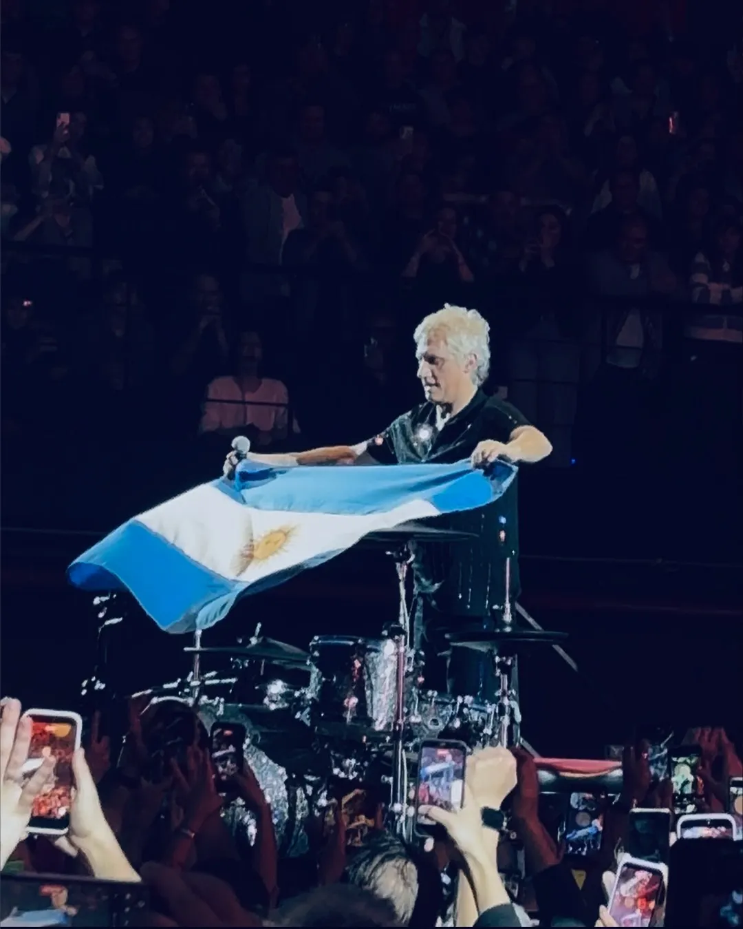 Charly Alberti desplegó la Bandera Argentina sobre el final.