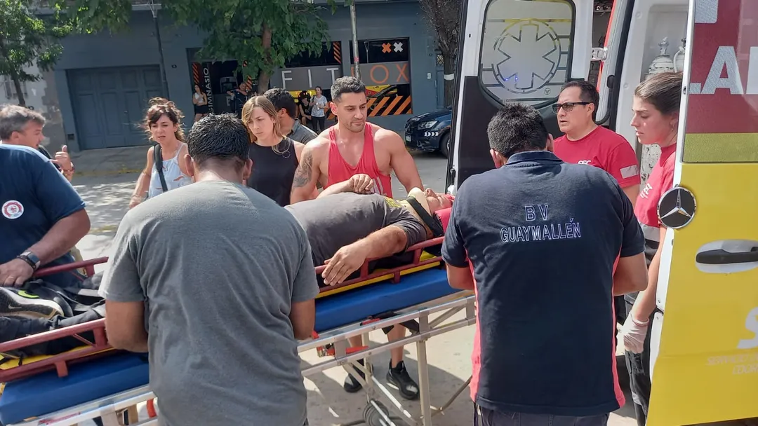 Gente que entrenaba en el gimnasio se acercó a ayudar