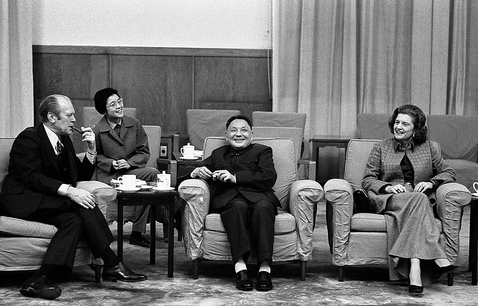 Deng Xiaoping (centro) con el presidente estadounidense Gerald Ford y su esposa (izquierda), 1975.