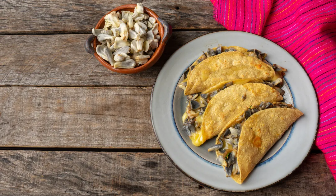Aunque hoy es muy apreciado, durante años la receta tradicional con huitlacoche fue vista como comida humilde, hasta que chefs internacionales comenzaron a valorarlo y promoverlo en la alta cocina.