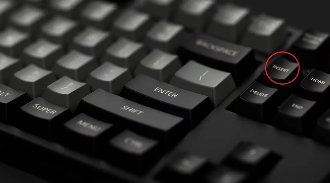 La tecla Insert —o Ins— alterna entre dos formas de escribir: inserción y sobrescritura.