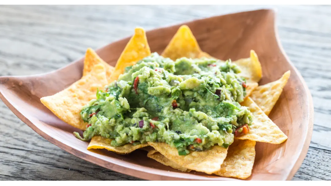 La receta original mexicana se preparaba con molcajete, un mortero de piedra que realza los aromas.