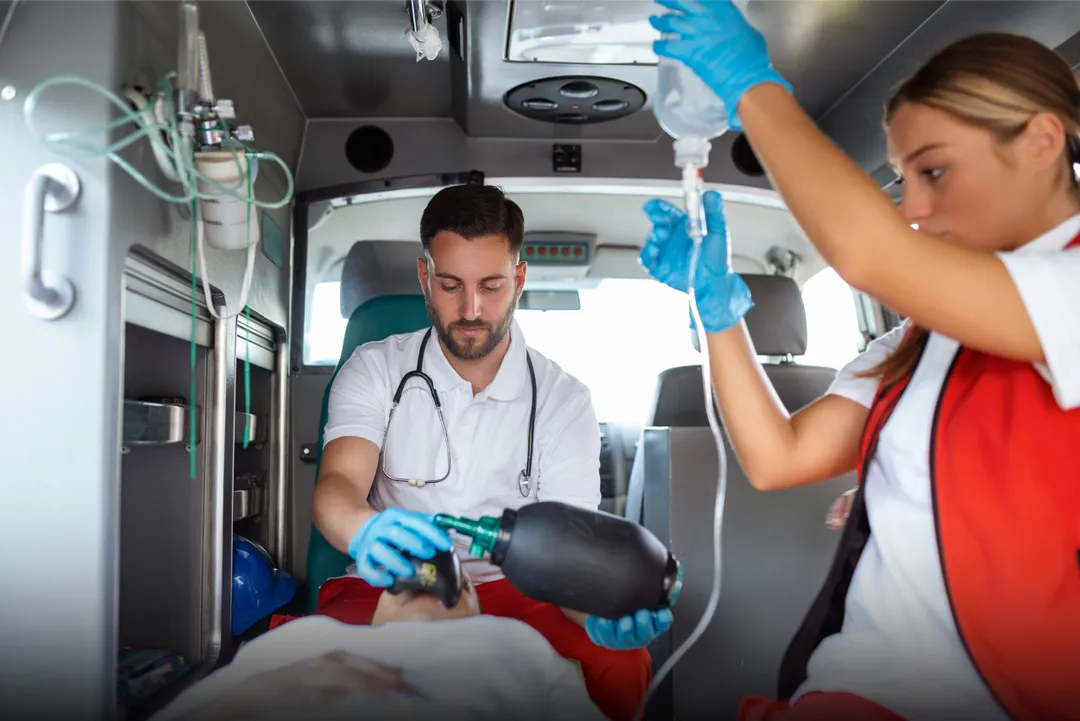 Es una oportunidad propicia para detenernos a reflexionar sobre una realidad que muchas veces pasa desapercibida: detrás de cada atención médica oportuna.
