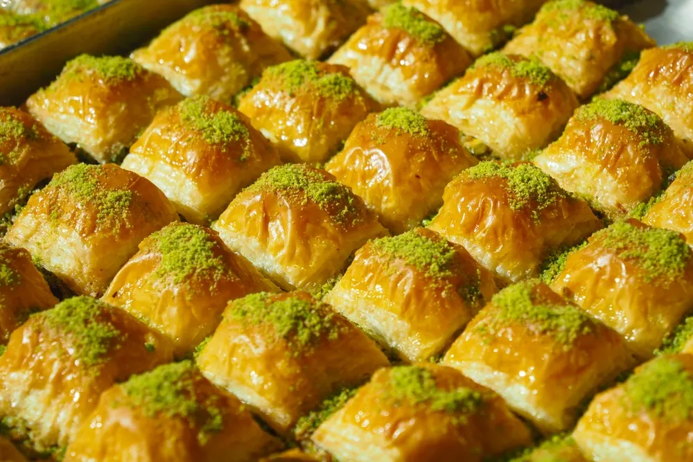 La receta de baklava con pistacho es originaria del Medio Oriente y es uno de los postres más antiguos que se conocen.