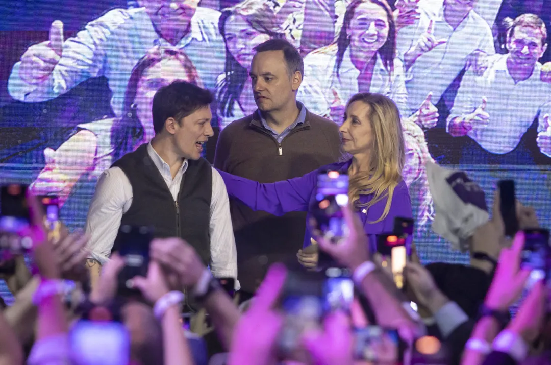 Santiago Caputo y Karina Milei en la celebración del triunfo en las elecciones legislativas 2025.