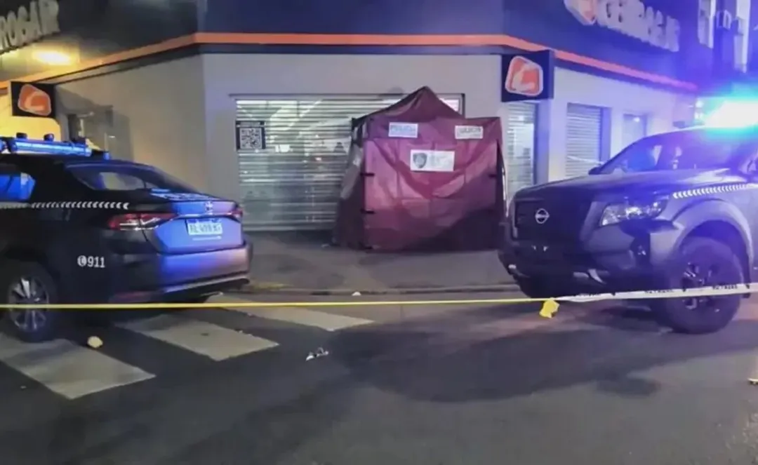 El hombre fue hallado apuñalado en plena vía pública en el barrio de Belgrano. 