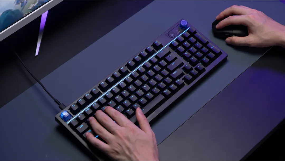 El teclado mecánico utiliza interruptores modulares para facilitar el recambio directo de las piezas defectuosas.