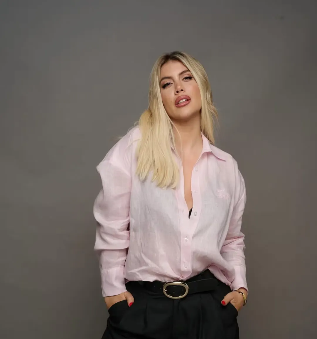 Wanda Nara reinventó el estilo laboral con un toque de lencería a la vista.