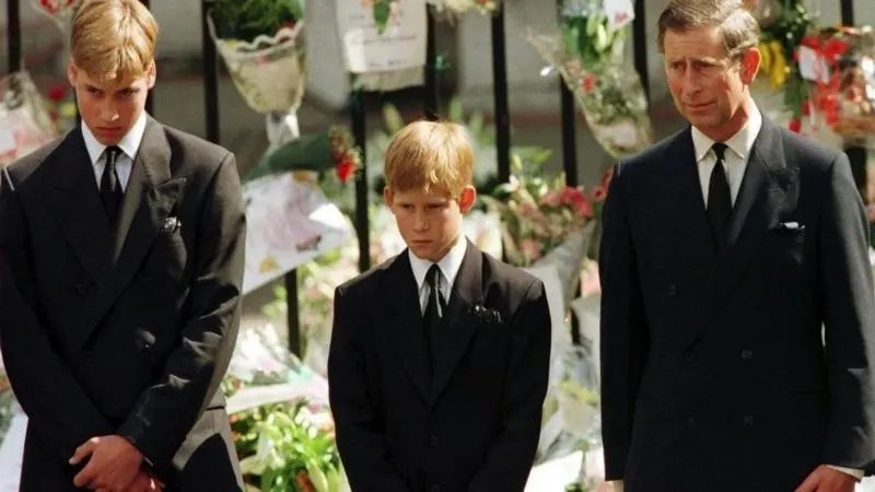 Los principes William y Harry en el funeral de su madre junto a su padre, el Rey Carlos III.