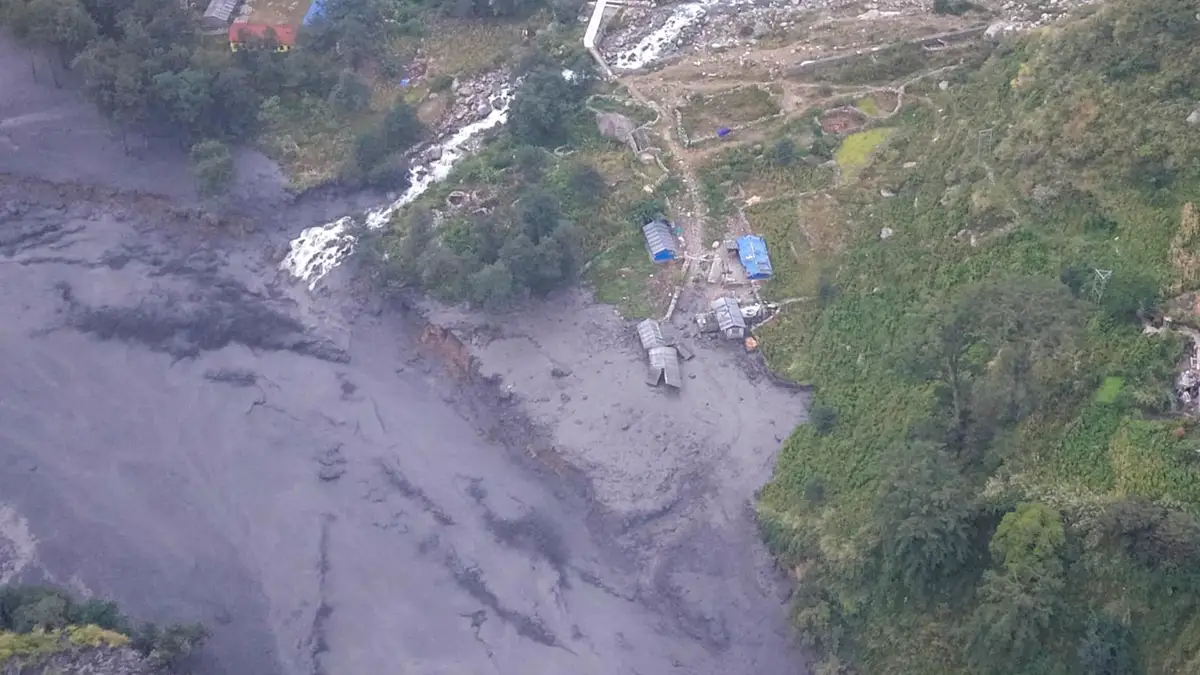 Nueva tragedia en Nepal: cinco desaparecidos, casas arrasadas y puentes destruidos por una crecida repentina