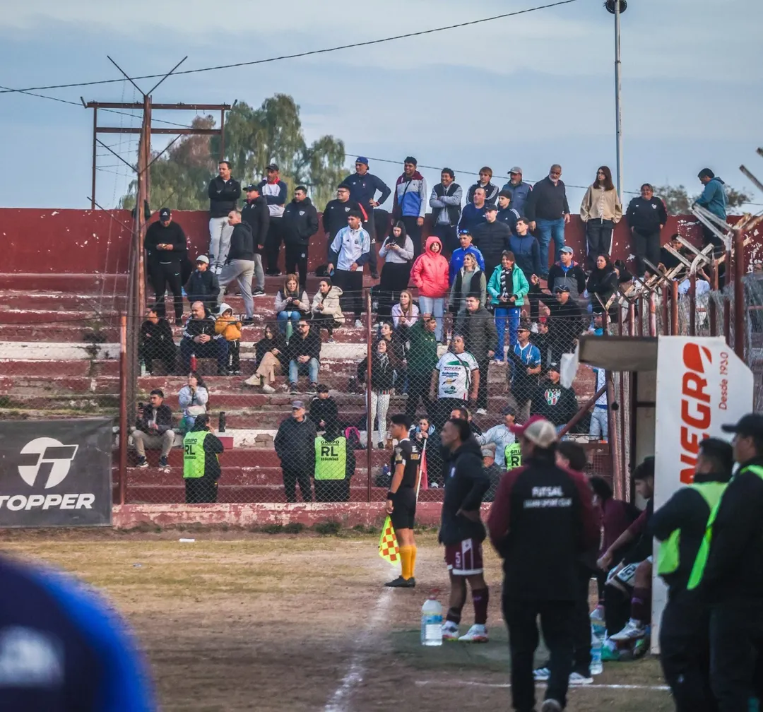 Los allegados del club visitante en el Jardín del Bajo.
