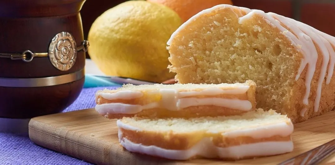Disfruta este exquisito budín de limón en tus meriendas.