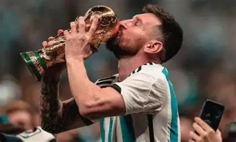 El actual trofeo que se entrega desde el Mundial de 1974.