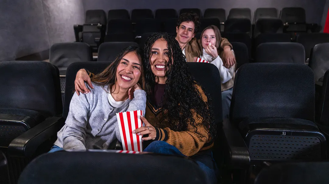 Un plan familiar o de amigos en el cine conlleva varios gastos.