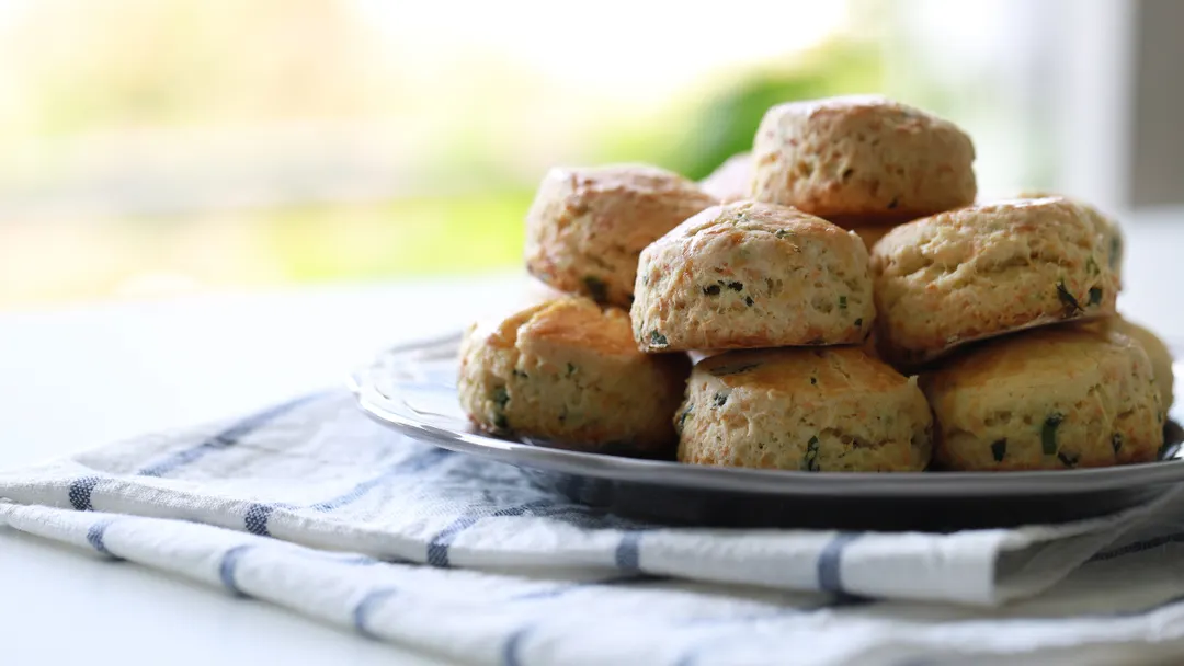 Algunas versiones de la receta de scones de queso incorporan hierbas o panceta para sumar sabor.