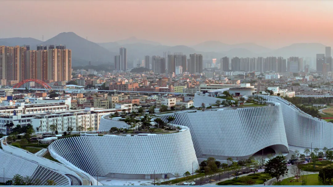 La arquitectura se convierte en paisaje y extiende la experiencia del museo hacia el exterior.