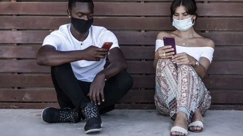 El uso cotidiano del celular hace que contenga una gran cantidad de bacterias.