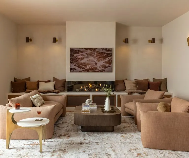 Junto a los blancos cremosos, los colores intermedios entre el marrón oscuro y el gris, y los tonos tierra aportan una calidez sutil, en lugar de blancos puros o grises fríos. Créditos: Robin Bird Interiors / Lauren Andersen / SEN Creative.