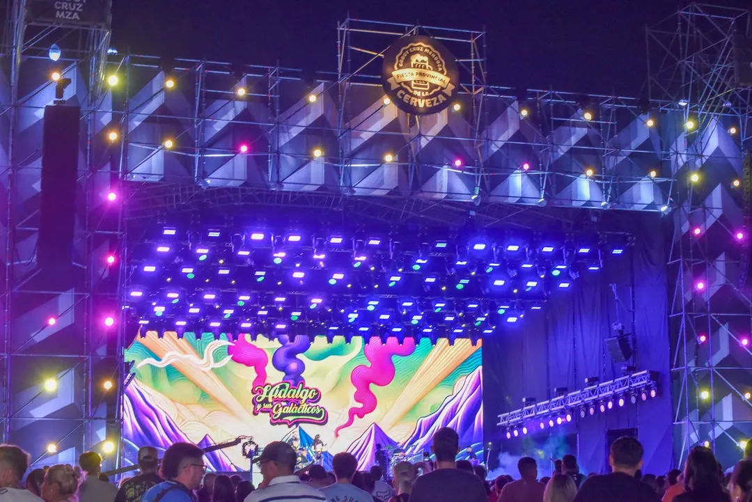 Hidalgo y los galácticos, una de las bandas locales que la rompieron en el escenario de la Fiesta Provincial de la Cerveza.