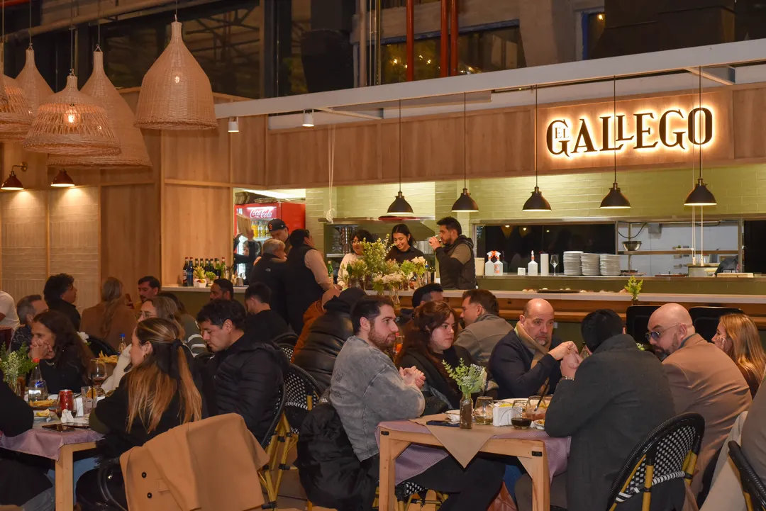 Mucha onda y charlas compartidas en las mesas de la nueva sucursal de Bodegón El Gallego en Planta Uno.