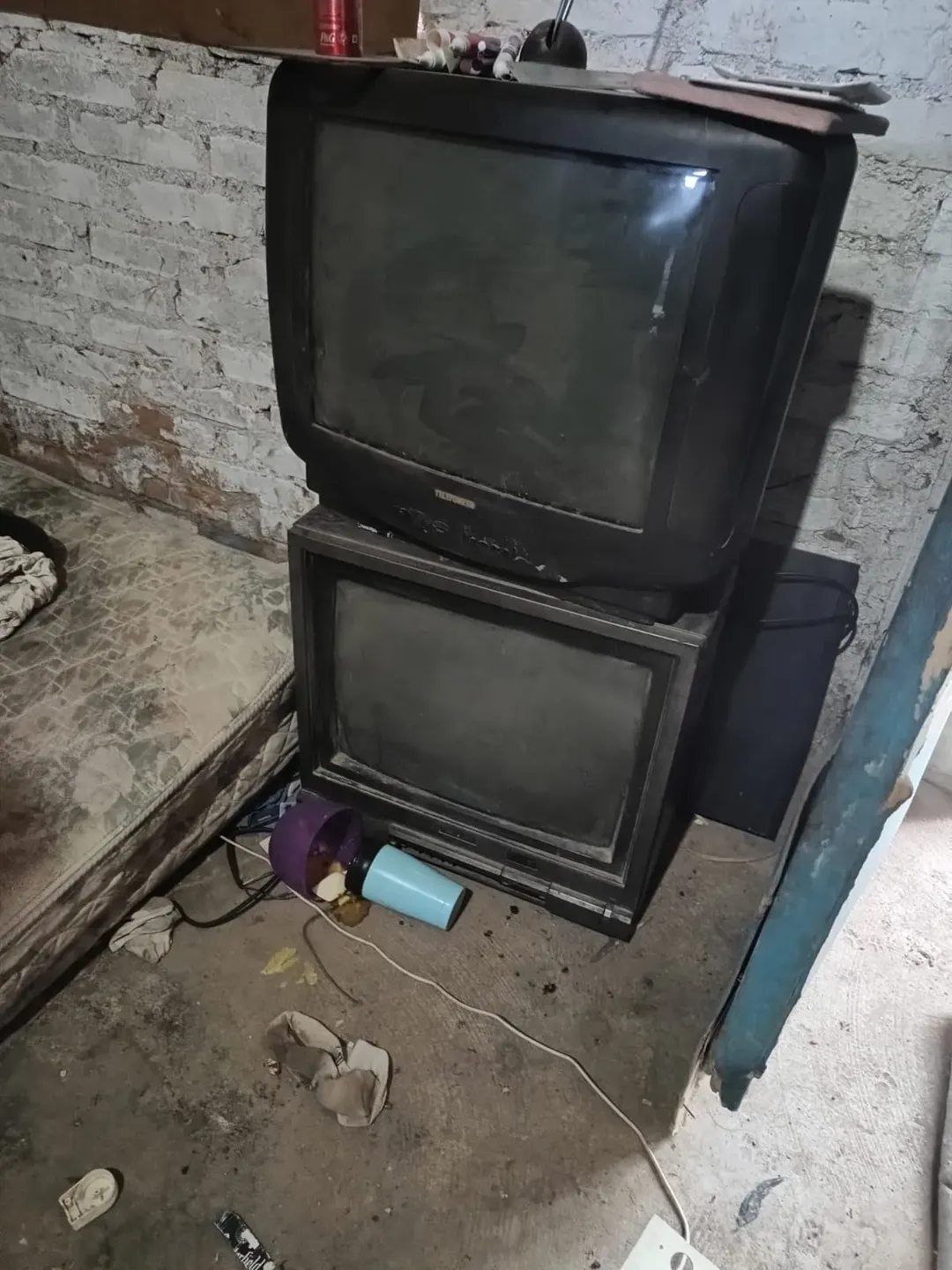 Los televisores aparentemente robados de la casa de Agustín Juan García.