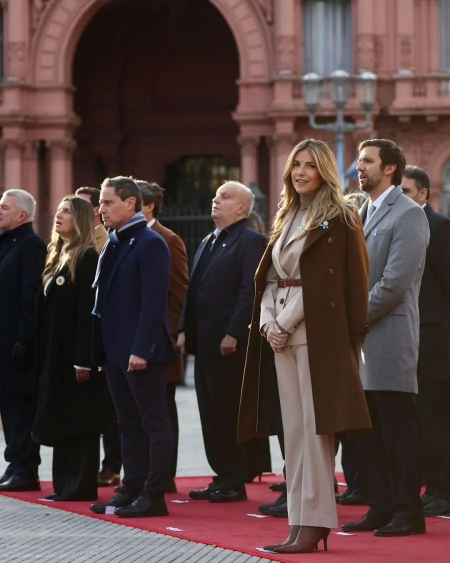La comunicadora apostó por una combinación cromática cálida y elegante que generó un efecto monocromático refinado.