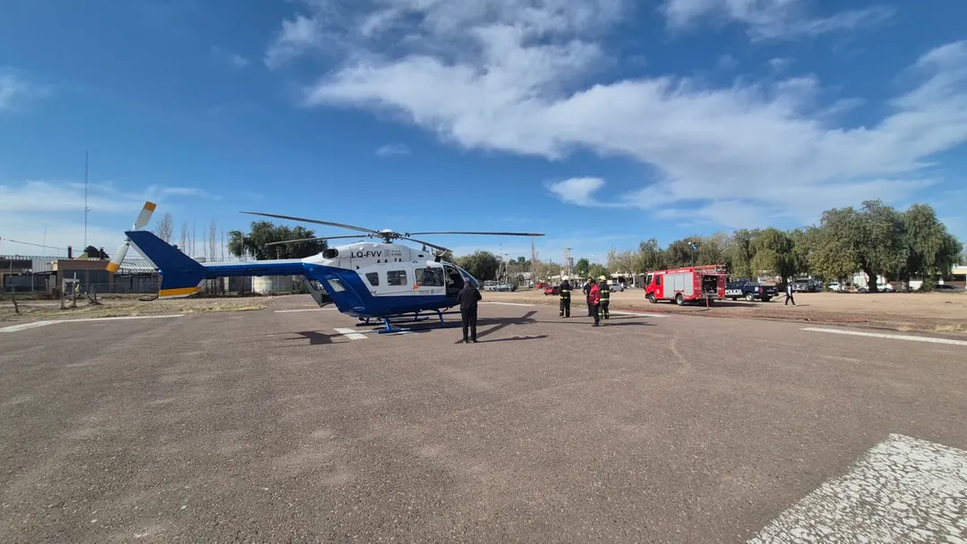 El helicóptero Halcón III preparando el traslado de la joven accidentada. 