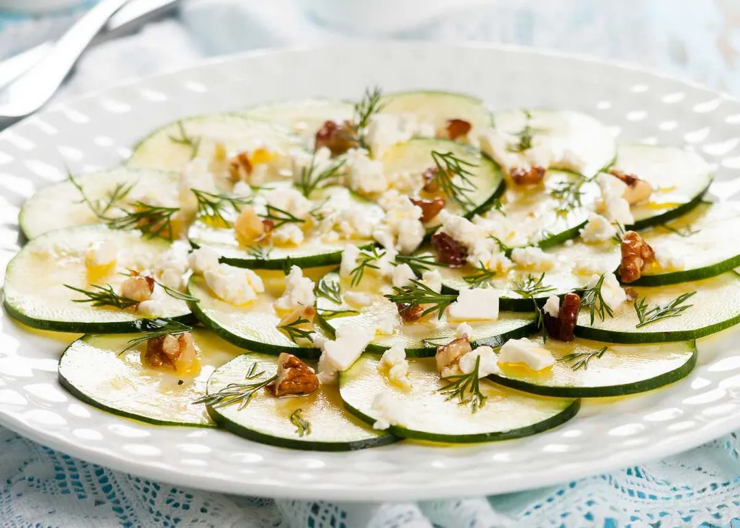 Carpaccio de zucchini con limón y parmesano.