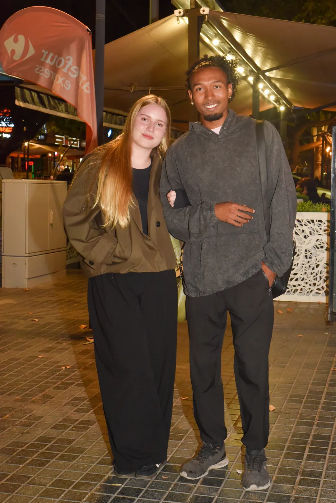 Constanza y Ferxxo enamorados y abrigados paseando por Arístides.