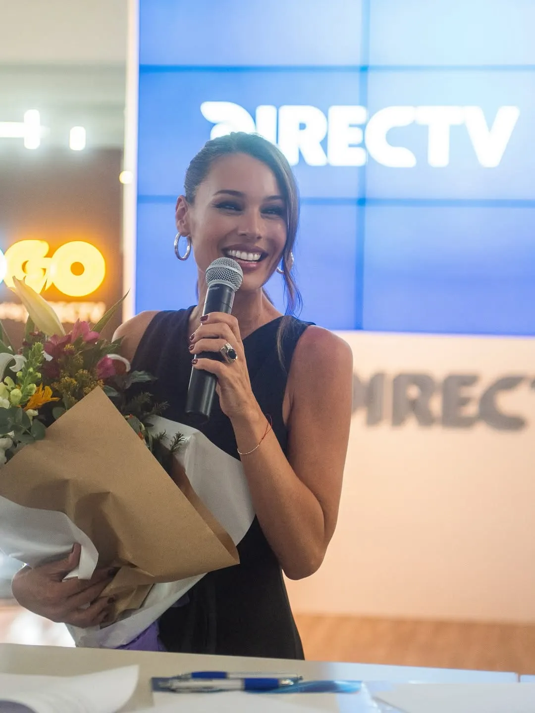 Pampita y su look total black para estrenar rol como embajadora de DIRECTV y DGO.