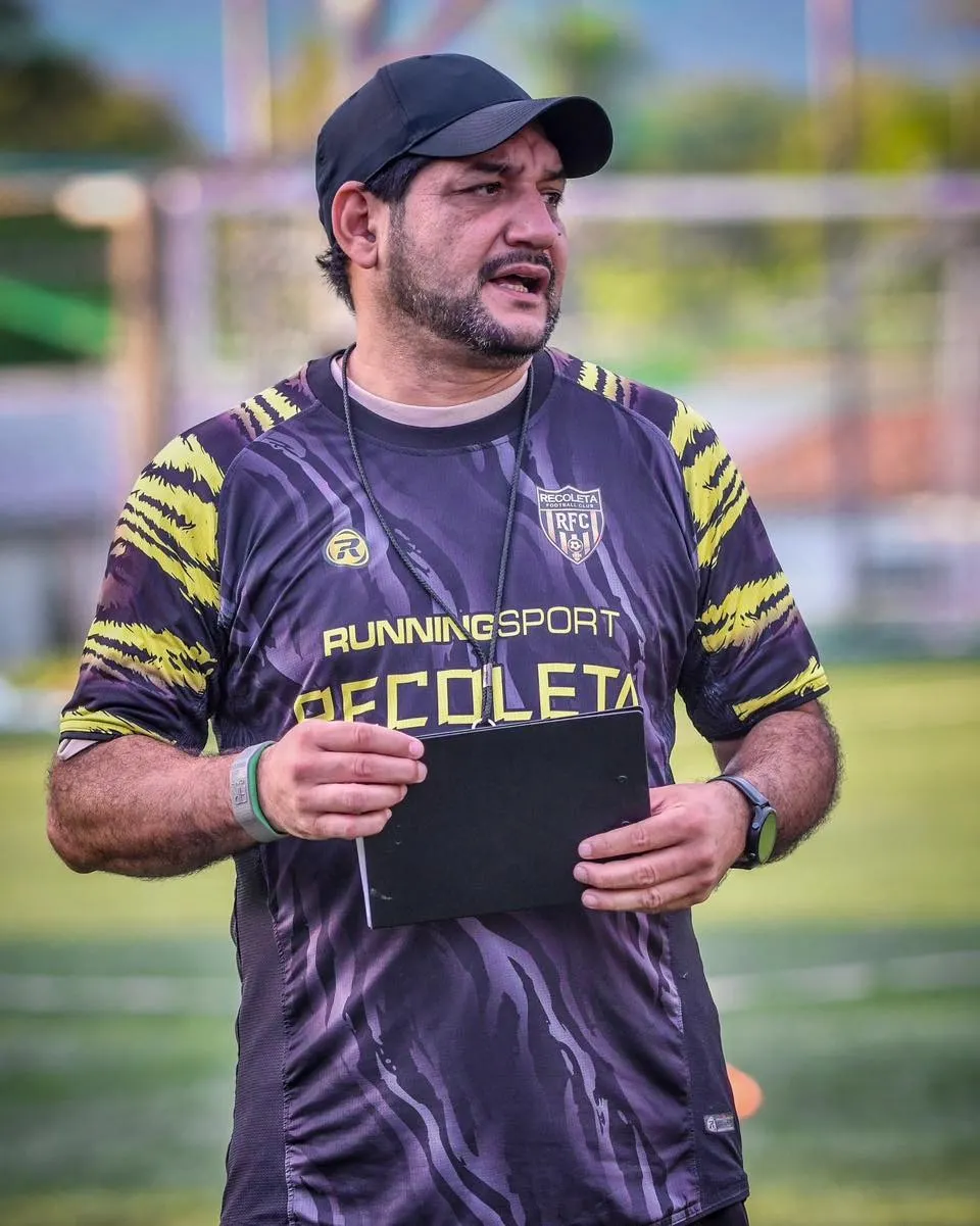 Jorge González, DT de Recoleta, se mostró confiado en remontar la serie ante Boca.