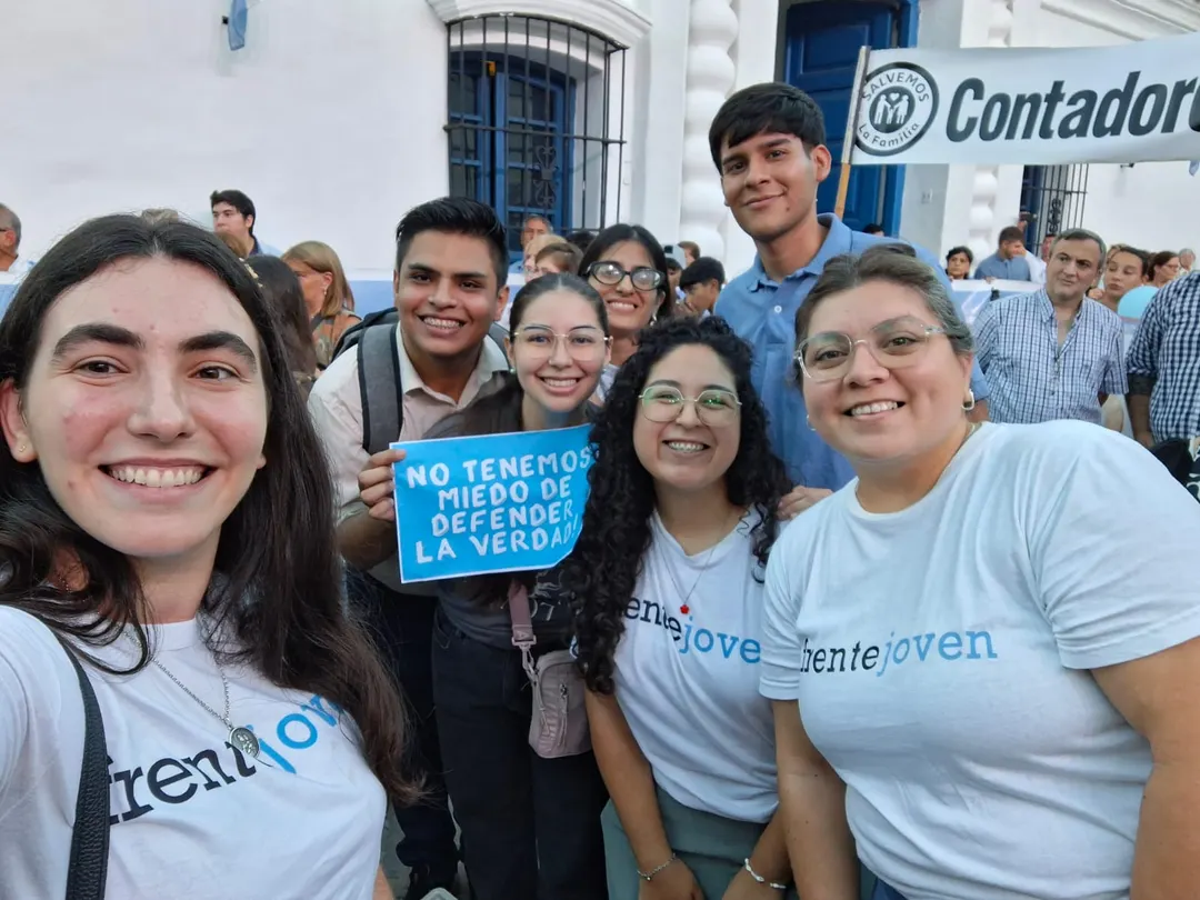 Voluntarios de Frente Joven en la Marcha por la vida 2026 en Tucumán, Argentina.