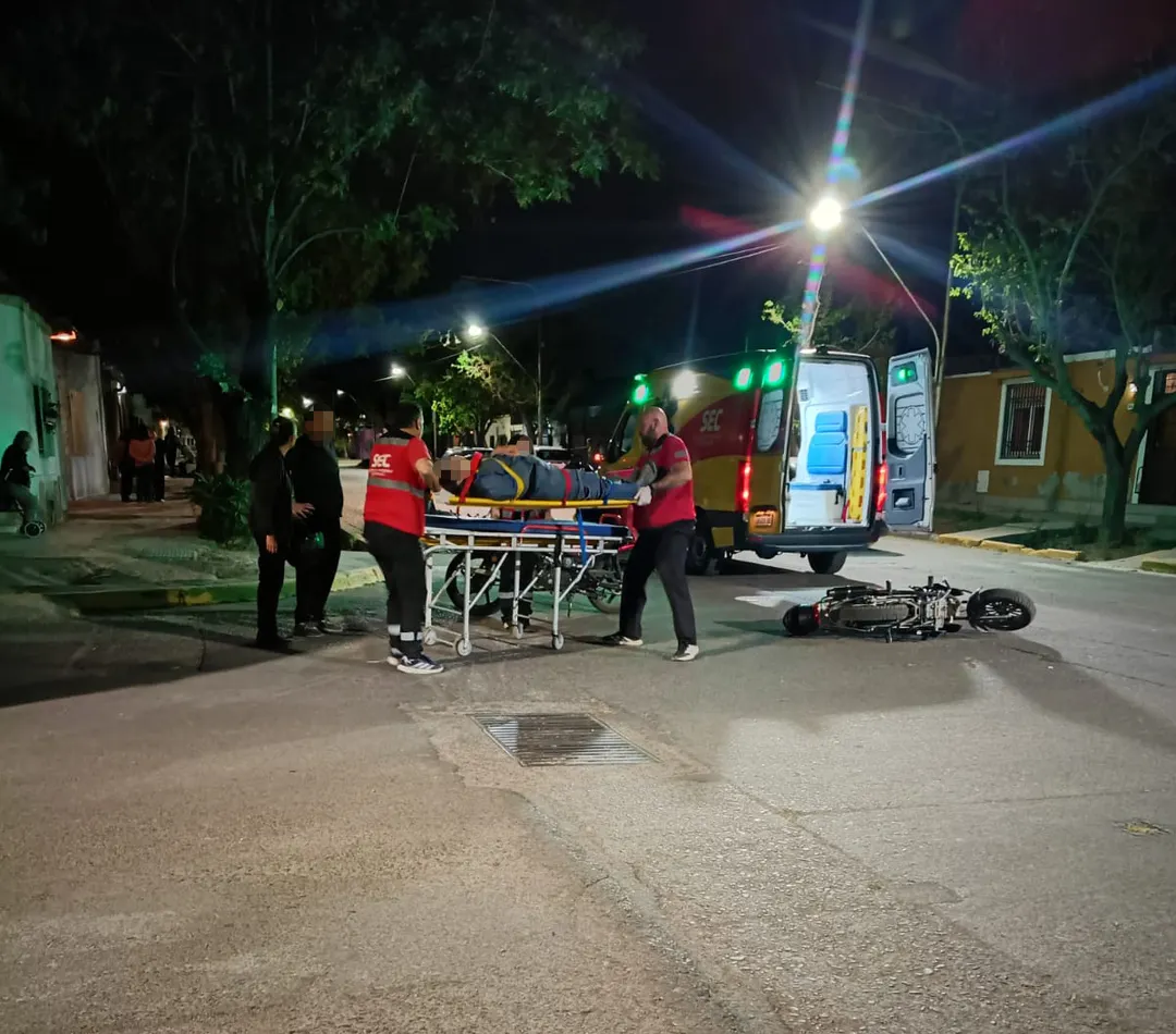 El momento en el que estaba siendo trasladada la repartidora de Pedidos Ya. 