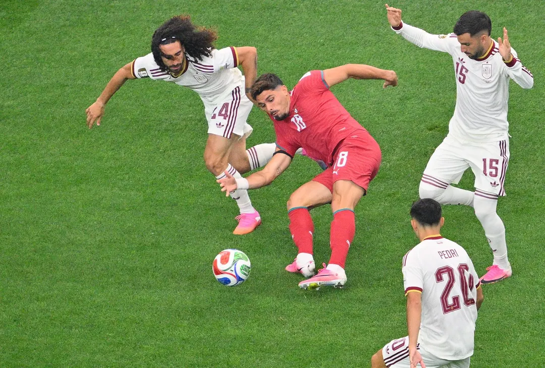 Los españoles Cucurella, Pedri y Baena intentan rodean a Pedro Neto, de Portugal. 