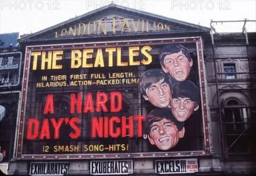 Antes de los Beatles ya había músicos haciendo cine. Elvis Presley había protagonizado un montón de películas.