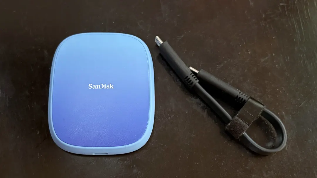 La unidad de SanDisk se adhiere magnéticamente al teléfono para expandir el almacenamiento.