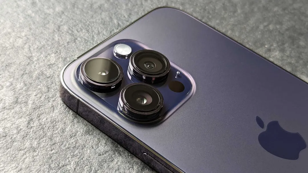 El iPhone 16 Pro se distingue por su menor peso: 199 gramos frente a los 207 del Pixel.