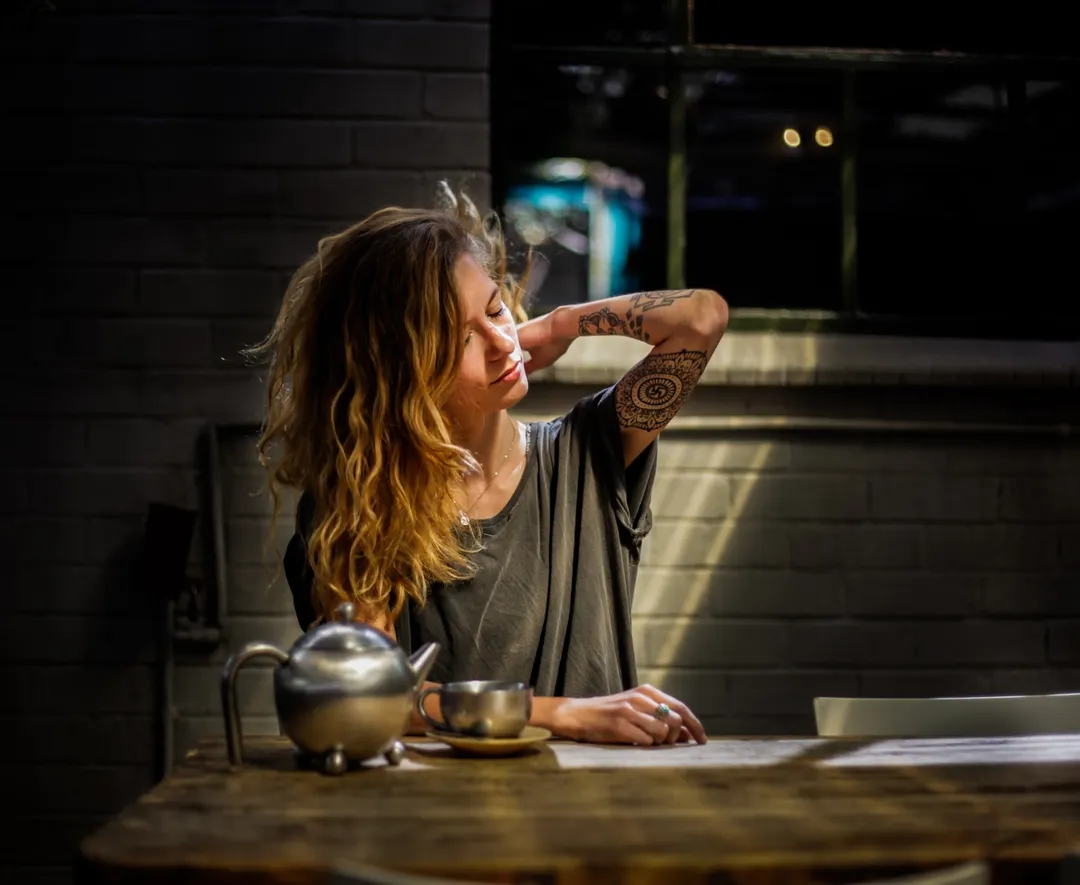 La llamada hormona del estrés, el cortisol, puede hacer daño en tu cuerpo, haciendo que envejezca más rápidamente y estés más propenso a enfermedades. Foto: Unsplash