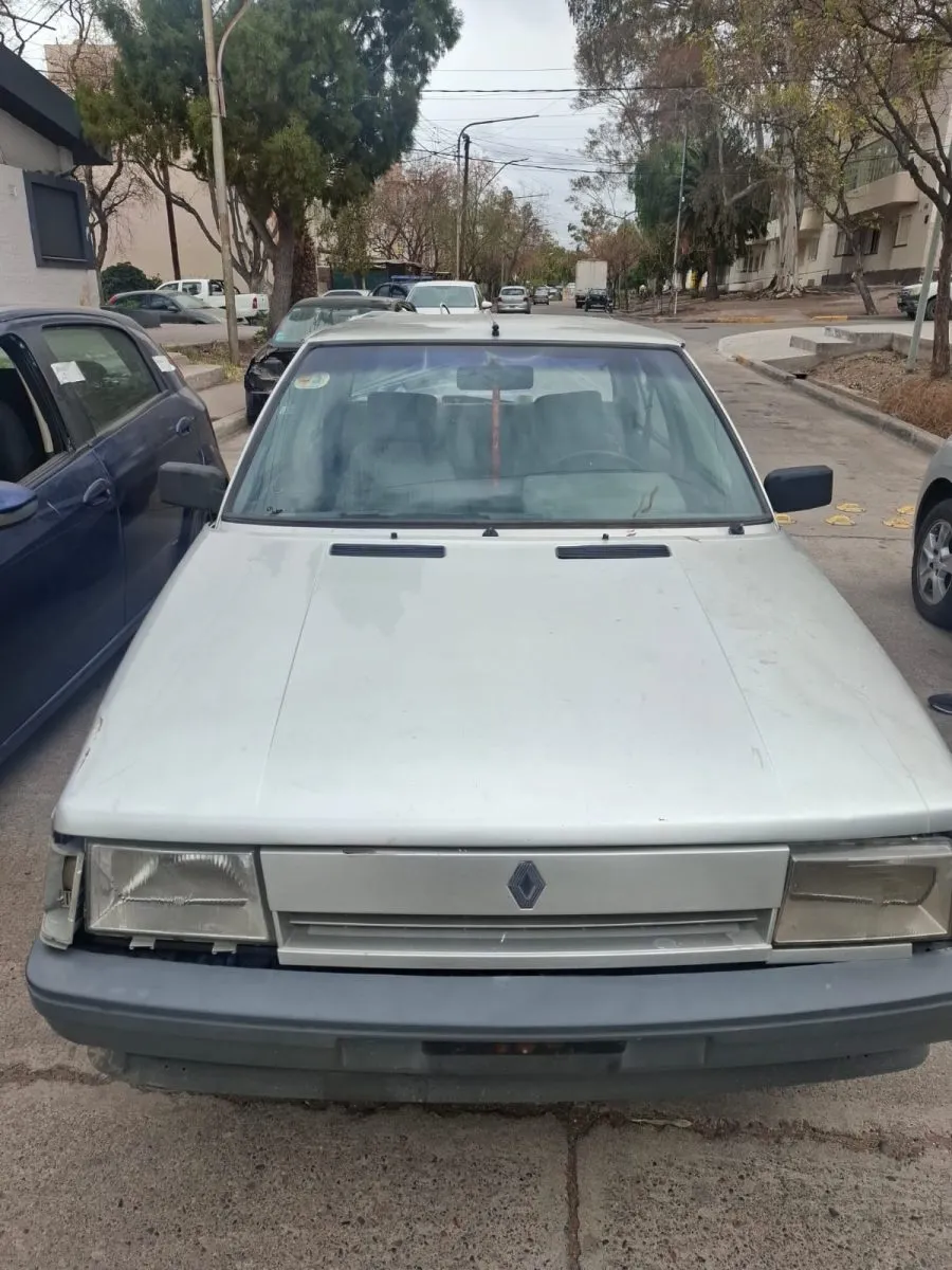 Renault 9 gris secuestrado, que circulaba con placas de dominio correspondientes a otro vehículo.