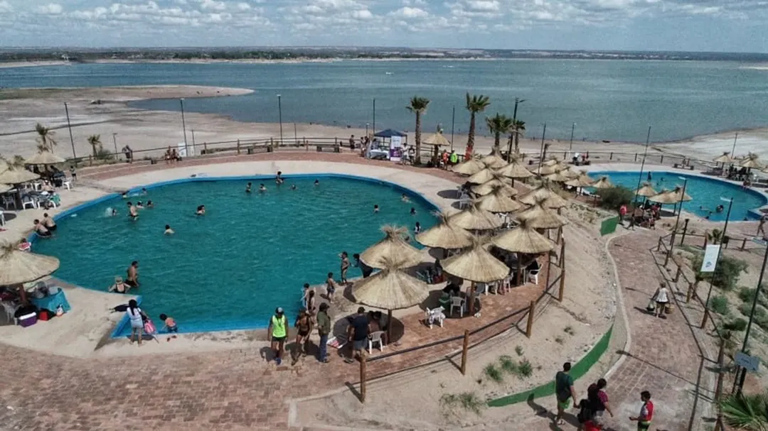 Mendocinos disfrutan la playita del Carrizal durante el verano. 